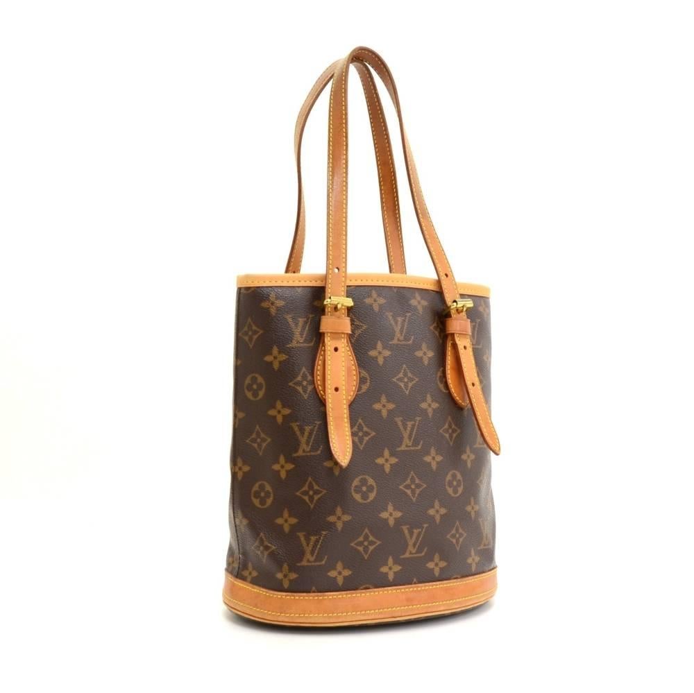 Louis Vuitton Bucket Petit in monogram canvas. Supple and spacious bag carried on one shoulder or in hand. It has adjustable straps and protective brass feet. Inside are 2 pockets; one opened and one with a zipper. A very popular design. 

Made