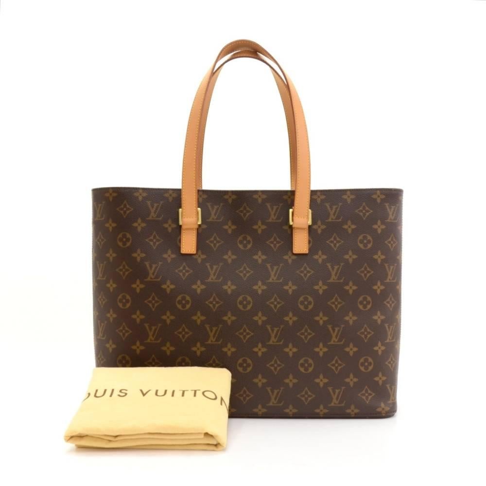 Louis Vuitton Luco large tote crafted in canvas monogram. Top is secured with brass zipper. Inside is beige alkantra with 3 side pockets: 1 with a zipper, 1 opened and another one that is split into 3 compartments. Comfortably carried on shoulder