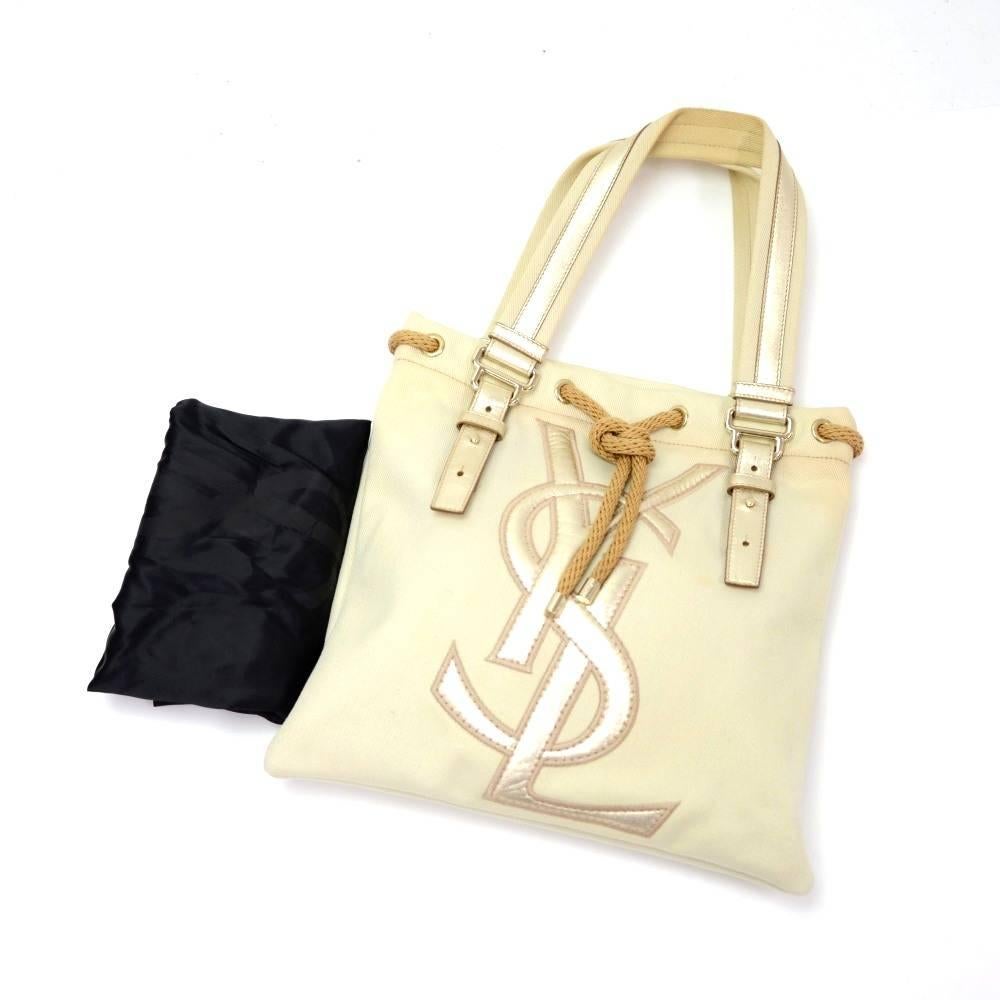 Yves Saint Laurent Kahala tote bag in lovely beige cotton. Open access. Inside is in black nylon lining with 1 zipper pocket. Comfortably carried in hand. 

Made in: Italy
Serial Number: 123435 . 204990
Size: 11 x 11 x 0 inches or 28 x 28 x 0