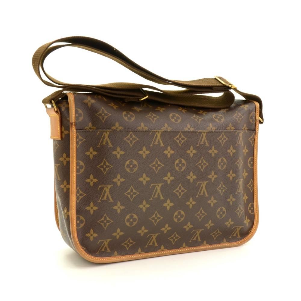 Louis Vuitton Messenger Bosphore GM bag in monogram Canvas. Outside, it has 1 zipper pocket in front and 1 open slip in pocket on the back. Top secured with flap. Underbeneath it, it has 2 exterior open pockets. Inside has 1 open pocket and 1 for