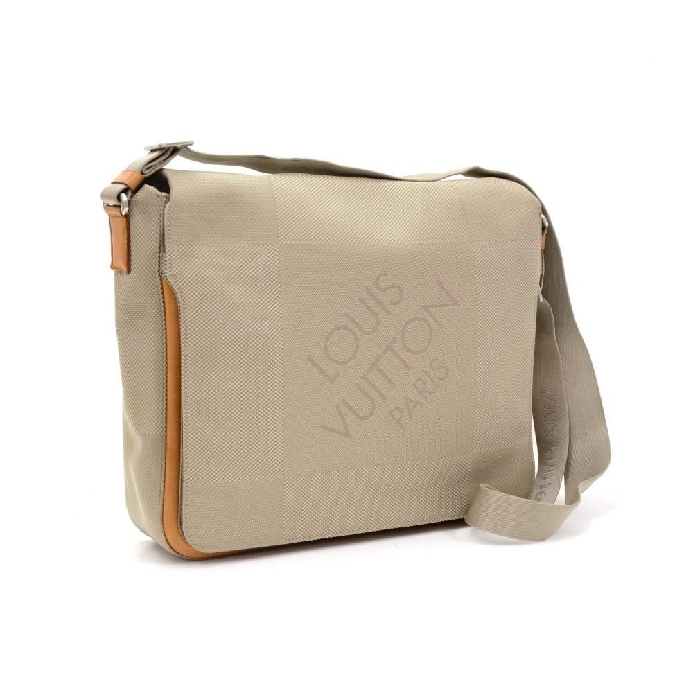 Louis Vuitton Messager laptop bag in Damier Geant canvas. Outside has 1 zipper pocket on the back. Top access is secured with flap and 2 magnetic closure. Underbeneath the flap, it has 1 exterior open pocket. Perfect for your work or daily