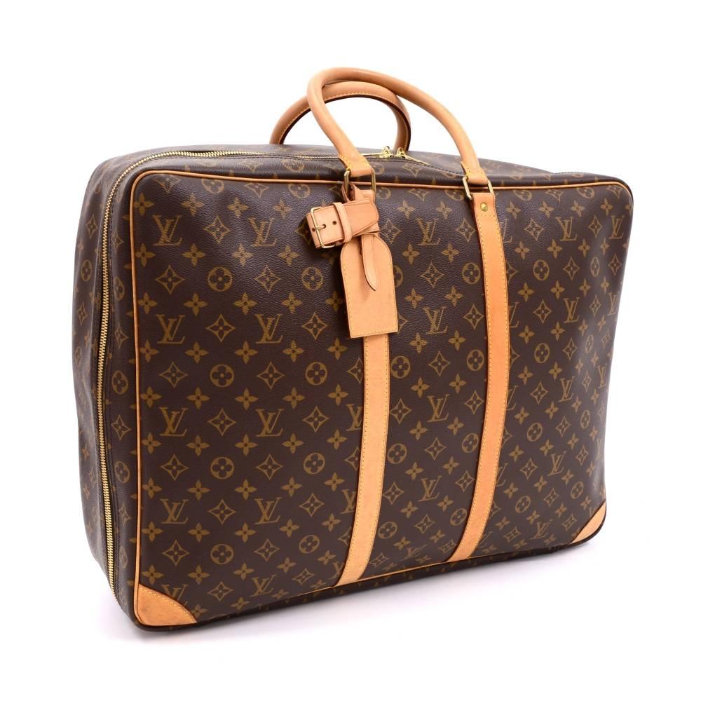 Louis Vuitton Sirius 55 travel bag in monogram canvas. Inside is washable lining and has 1 large open slip in pocket and 1 rubber band to store clothing or documents in place. Perfect size to carry all your precious traveling goods. It comes with