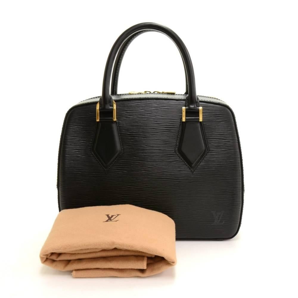 Louis Vuitton Black Sablon bag in Epi leather. Very stylish hand-held bag closed with a double zipper, it features an inside open pocket and nice alkantra lining. Gold hardware. It is discontinued item and hard to find.   

Made in: France
Serial
