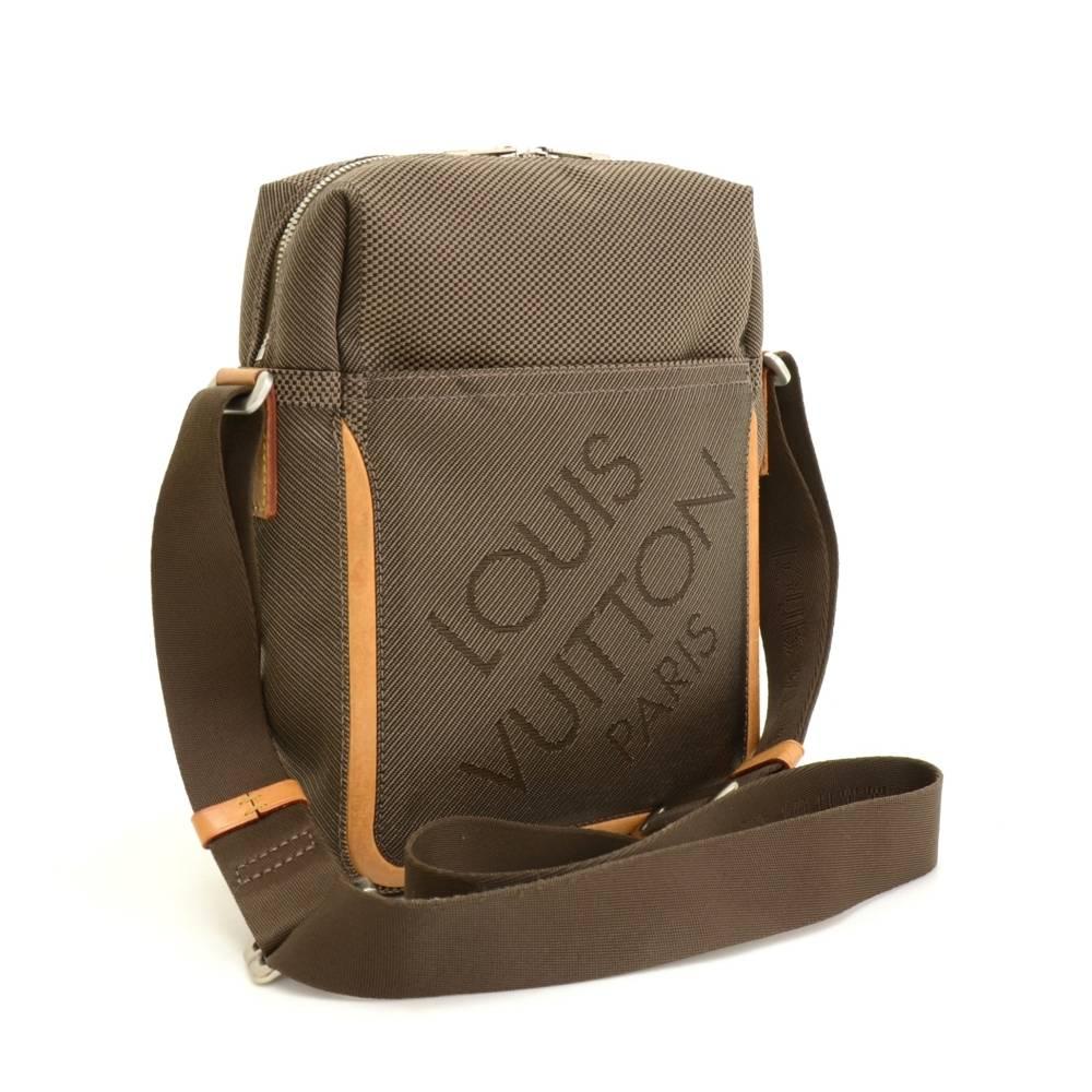 Louis Vuitton Citadin messenger bag in Damier Geant canvas. Outside  has 1 zipper and 1 open pocket on each side. Top access is secured with zipper. Inside has 1 open pocket and 1 for mobile. Very practical item to have!

Made in: France
Serial