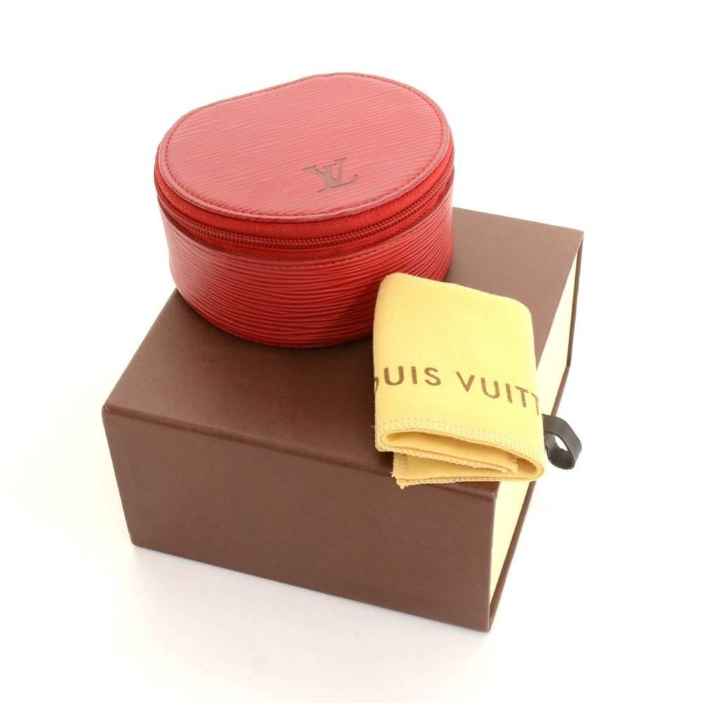 Louis Vuitton jewelry box in red epi leather. Great to keep your jewelry organized wherever you go. Make this beauty yours today! 

Made in: France
Size: 3.9 x 3.5 x 2.2 inches or 10 x 9 x 5.5 cm
Color: Red
Dust bag:   Yes included  
Box:   Yes