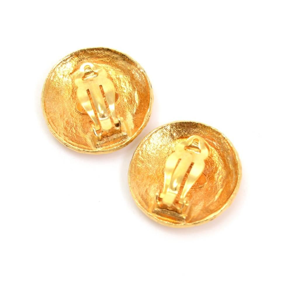 Vintage Chanel Gold Tone Round Earrings In Excellent Condition In Fukuoka, Kyushu