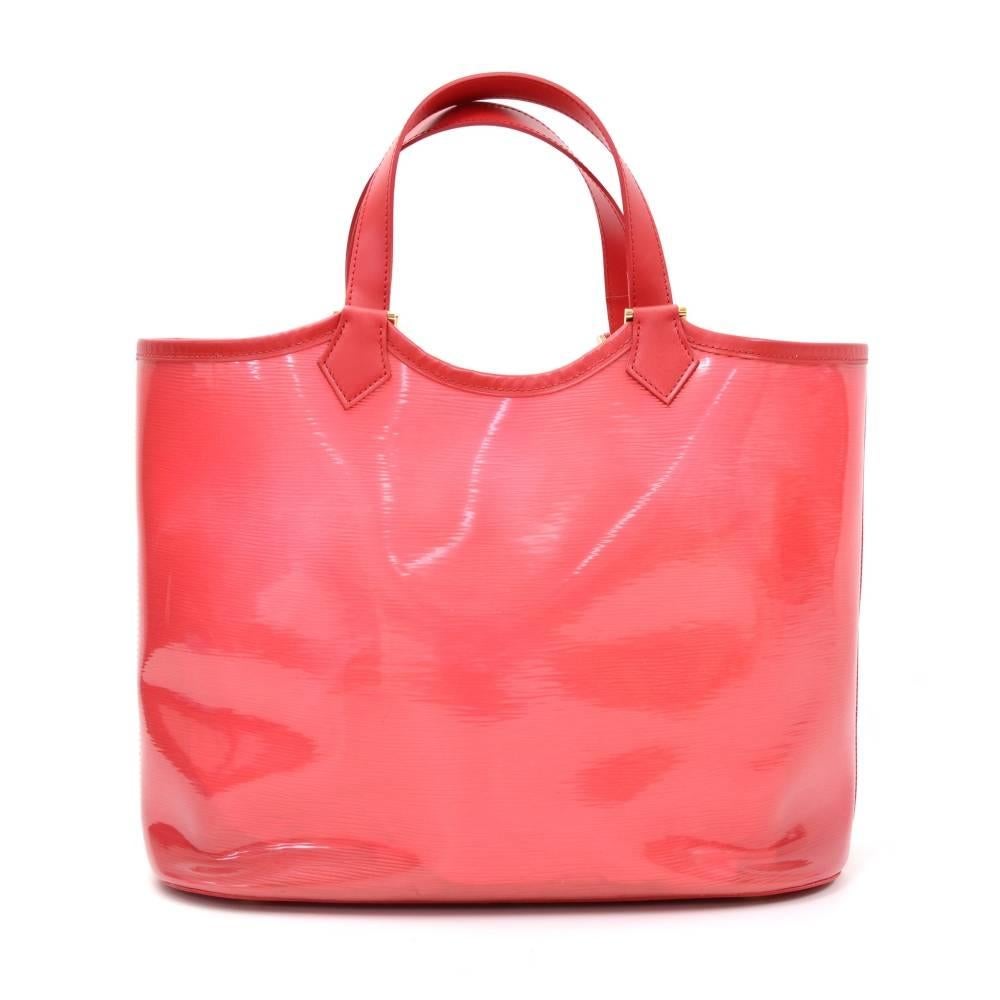 Louis Vuitton PLAGE BEACH MM beach bag in red epi vinyl. It was limited to the years 2000-2001 and discontinued Cruise collection. Very sturdy vinyl material in epi texture has white leather lining on the side. Extremely rare bag to find.It comes