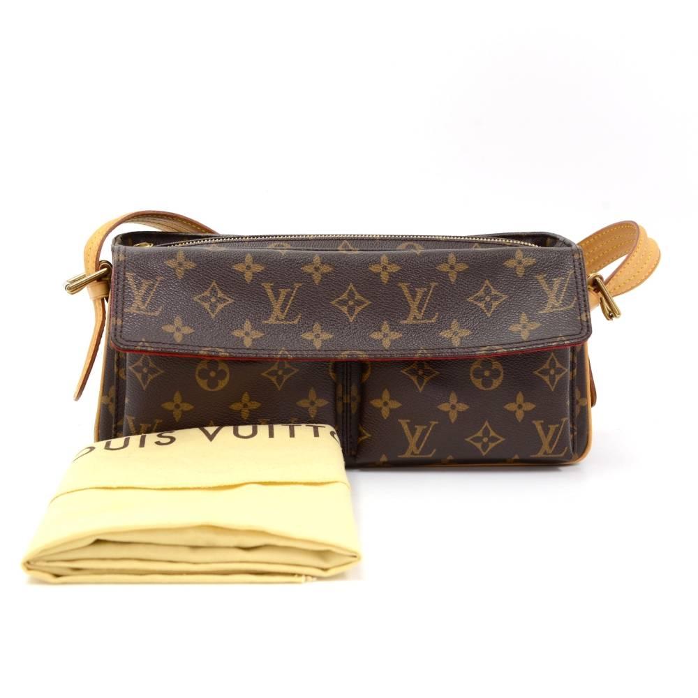 Louis Vuitton Viva Cite bag in monogram canvas. Outside has 2 flap pocket with magnetic closures. Main access is secured with zipper. Inside has red alkantra lining and 2 open pockets. Adjustable cowhide strap.

Made in: France
Serial Number: A R 1