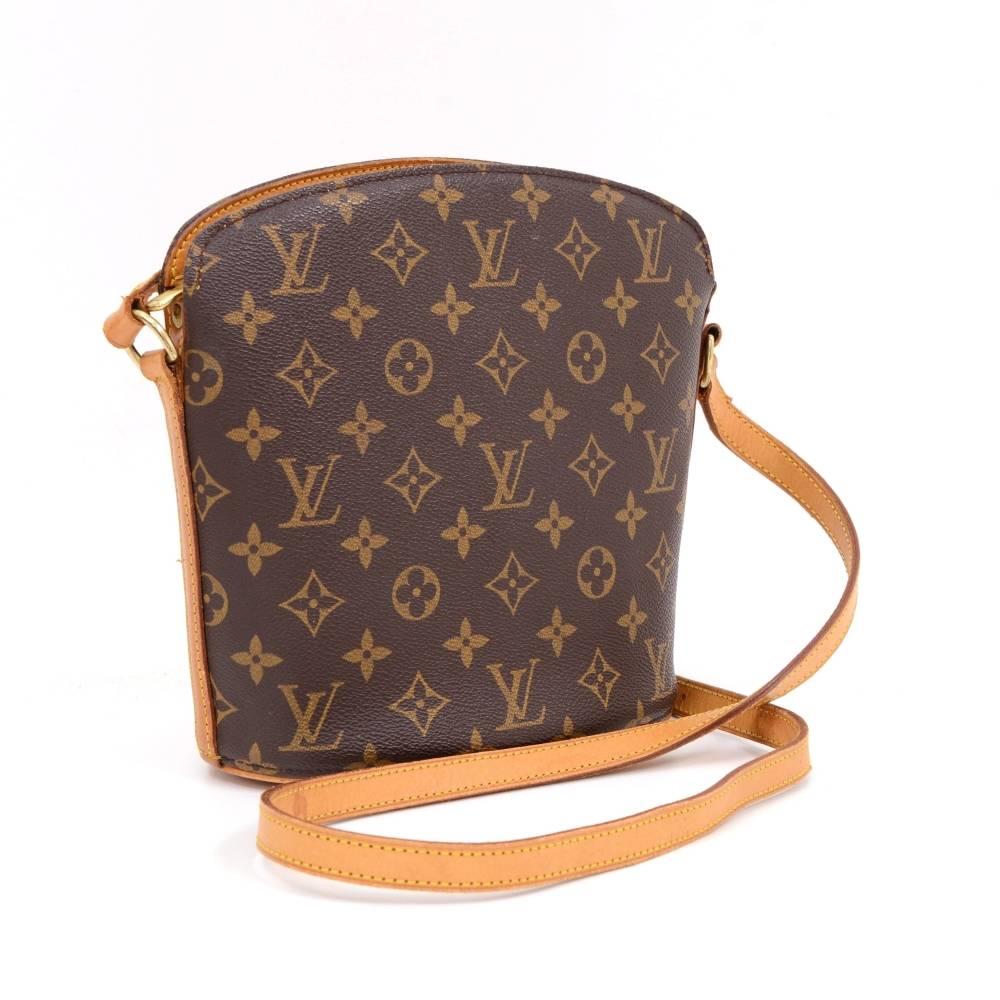 Louis Vuitton Drouot shoulder bag in monogram canvas. Main access secured with a zipper. Inside has 1 open pocket. It can be carried on one shoulder or across the body. 

Made in: USA
Serial Number: SD0051
Size: 9.4 x 8.7 x 3.9 inches or 24 x 22 x