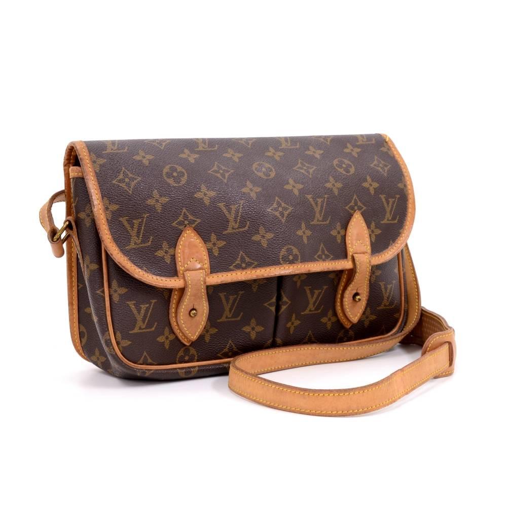 Louis Vuitton Sac Gibeciere MM, a great messenger bag. It has flap with leather belt closure and 1 open slip pocket on the back. Underneather flap, it has 2 open pockets. Inside is in canvas lining and 1 zipper pocket. Adjustable leather strap could