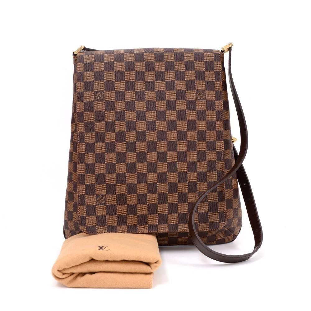 Louis Vuitton Musette flap shoulder bag in damier canvas. Inside has red Alkantra lining with 1 open pocket and 1 for mobile or glasses. Adjustable leather strap could be worn on one shoulder. Excellent for everyday or for traveling. 

Made in: