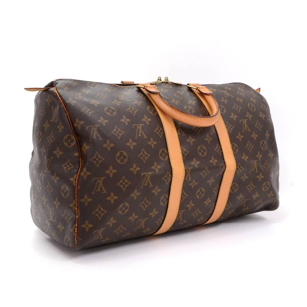 Louis Vuitton Keepall 45 is a classic of the Louis Vuitton travel bag collection. This spacious medium sized version in Monogram canvas and a double brass zipper. A great companion wherever you go.

Made in: France
Serial Number: Unable to