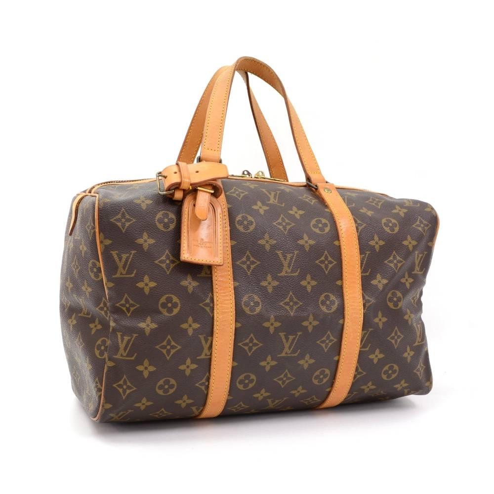 Louis Vuitton Sac Souple 35 is a classic of the Louis Vuitton small duffle bag collection. Discontinued in the early '90s. A great companion wherever you go. It comes with name tag and poignees.

Made in: France
Serial Number: 8 5 1
Size: 13.8 x 8.7