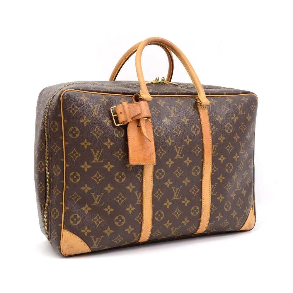 Louis Vuitton Sirius 45 travel bag in monogram canvas. Inside is washable lining and has 1 large open slip in pocket and 1 rubber band to store clothing or documents in place. Perfect size to carry all your precious traveling goods. It comes with