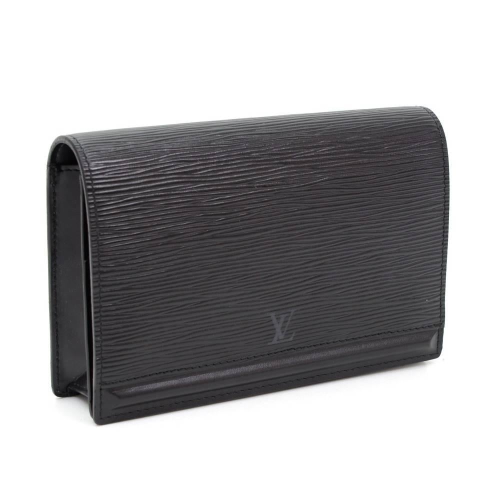 Louis Vuitton waist bag in epi leather with stud closure flap. Inside has 2 zipper and 1 open pocket. It can also be worn around the waist. Very stylish.Belt is not included.

Made in: France
Serial Number: V I 0985
Size: 7.1 x 4.5 x 1.6 inches or