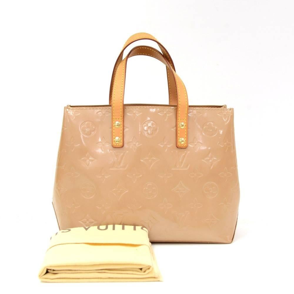 Louis Vuitton Reade PM in Vernis leather. Inside fabric lining and has 1 zipper pocket. Comfortably carried in hand with cowhide leather handles.

Made in: France
Serial Number: T H 0 0 9 7
Size: 8.9 x 7.1 x 4.1 inches or 22.5 x 18 x 10.5 cm
Color: