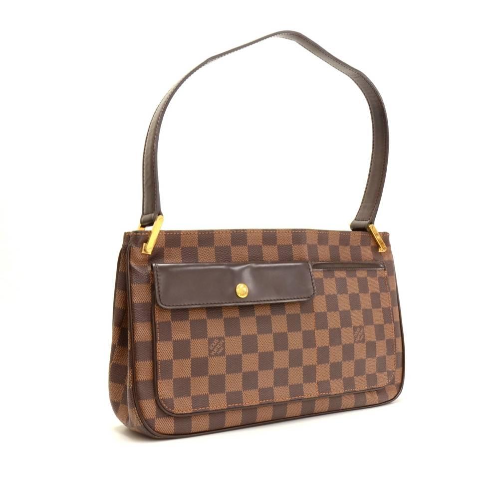Louis Vuitton Aubagne shoulder bag in Damier Canvas. Outside, it has 1 small pocket with flap and 1 open pocket. It has red alkantra lining with 3 compartments: 2 open and the middle has zipper. Comforably carried in hand or on shoulder.

Made in: