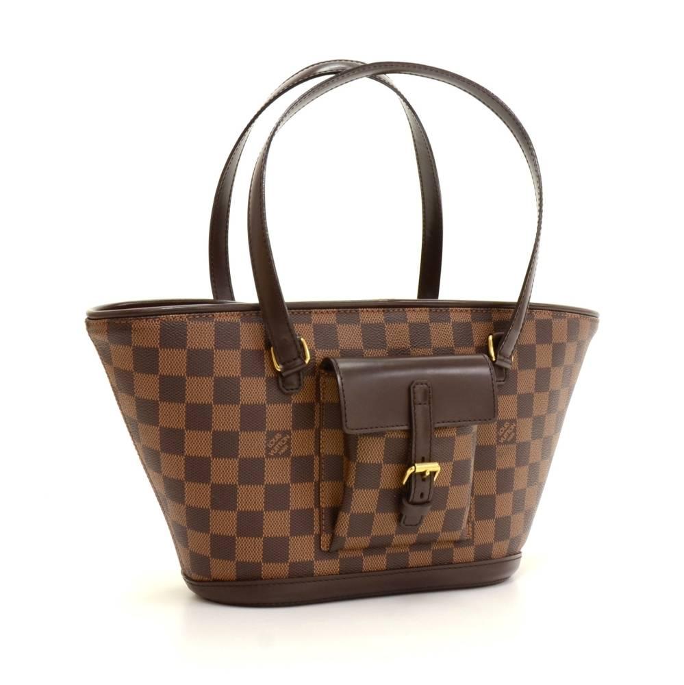 Louis Vuitton Manosque PM tote bag in damier canvas. Outside, has small flap pocket with leather belt closure. Top access is open with hook closure. Inside is in red alkantra lining with 2 zipper pockets. Perfect to carry all your daily necessities.