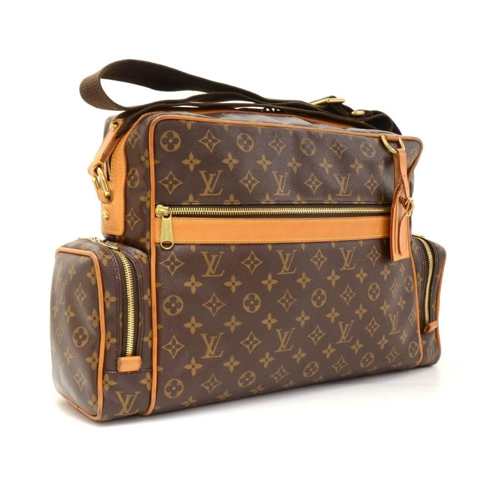 Louis Vuitton Sac Squash bag for sports. Main access is double zipper closure and 3 zipper pockets outside. Inside has 1 open pocket and 1 for mobile. It is very spacious and it allows to keep other daily things. Perfect size for trips or for sports