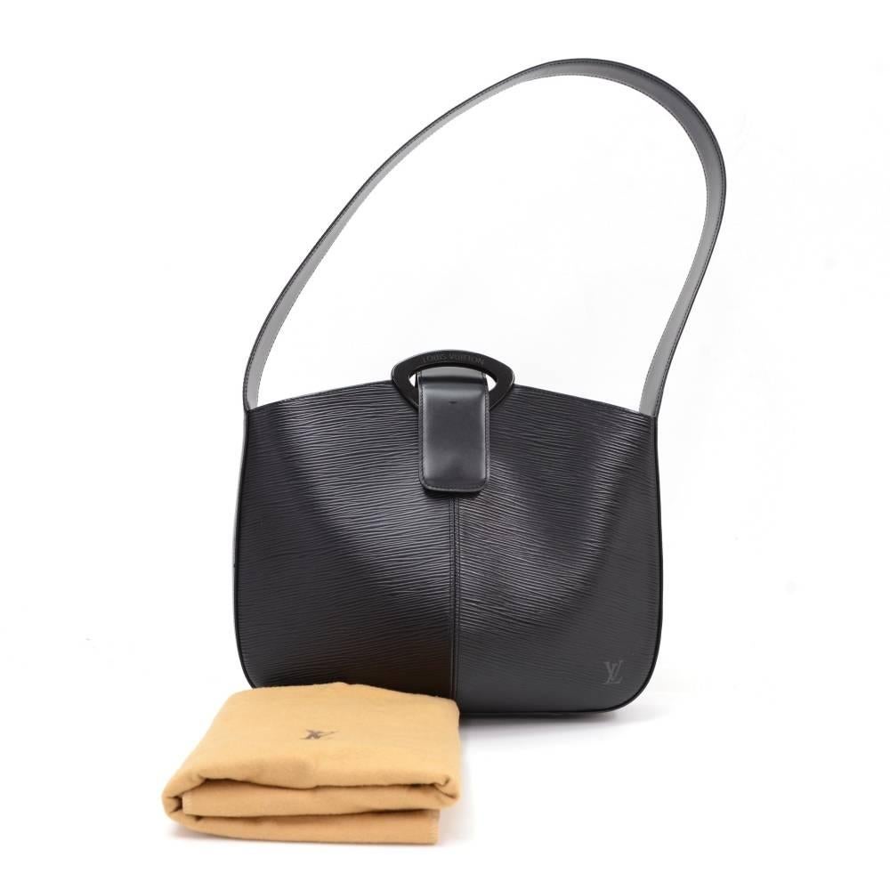 Louis Vuitton Black Epi leather Reverie shoulder bag. Open top closed with magnetic closure to keep the bag secure. Stores beauty products and other daily essentials. Discontinued model.

Made in: France
Serial Number: TH0939
Size: 11 x 8.3 x 2