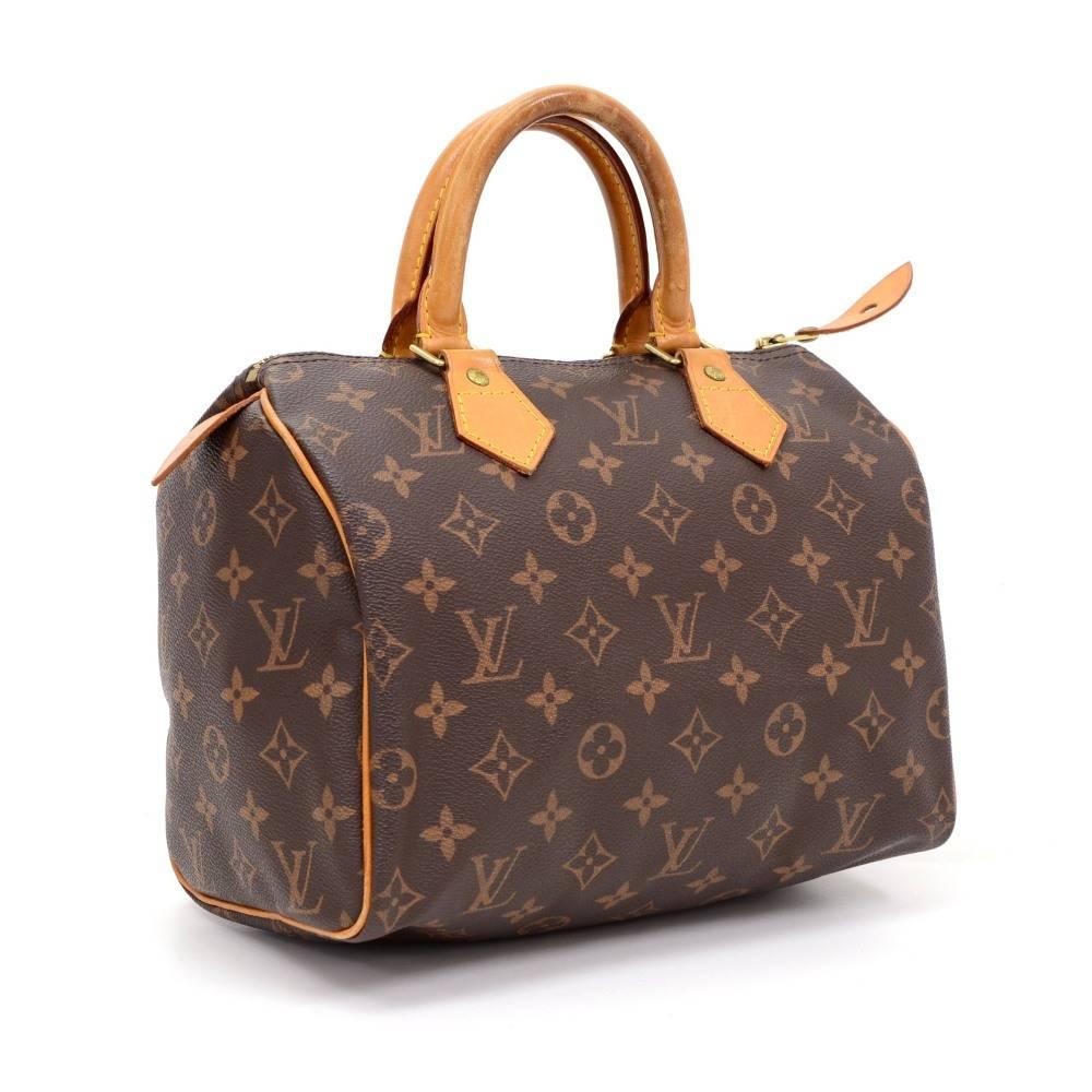 Louis Vuitton Speedy 25 hand bag in Monogram Canvas. It offers light weight elegance in a compact format. Inspired by the famous keep all travel bag, it features a zip closure. This bag is perfect for carrying everyday essentials. One of the most