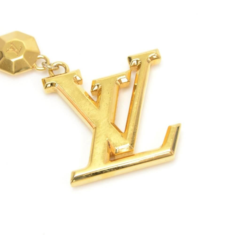 Louis Vuitton Facettes bag charm / Key holder. Simple design would make your keys easy to find. Would as well look great hanging on your bag.

Made in: France
Size: 4.5 x 0 x x inches or 11.5 x 0 x x cm
Color: Gold
Dust bag:   Yes included  
Box:  