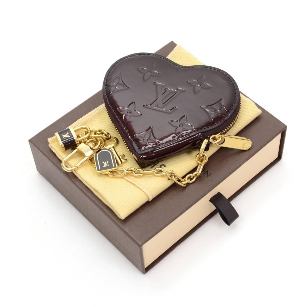 Louis Vuitton coin case in vernis leather. Heart shape coin case secured with zipper and chain.

Made in: France
Serial Number: T H 4 0 2 7
Size: 4.1 x 3.3 x 0 inches or 10.5 x 8.5 x 0 cm
Color: Purple
Dust bag:   Yes included  
Box:   Yes included 