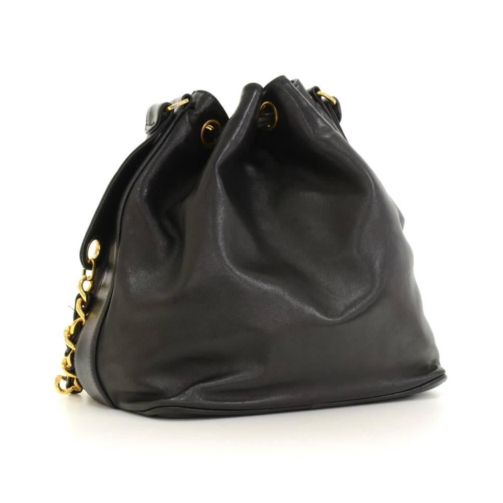 Chanel leather bucket shoulder bag with attached pouch. It has leather string to secure the access and CC logo stitched in front. Carry on shoulder. It comes with pouch. Size: app 7.1 x 4.5 inches or 18 x 11.5 cm

Made in: Italy
Serial Number: Hard