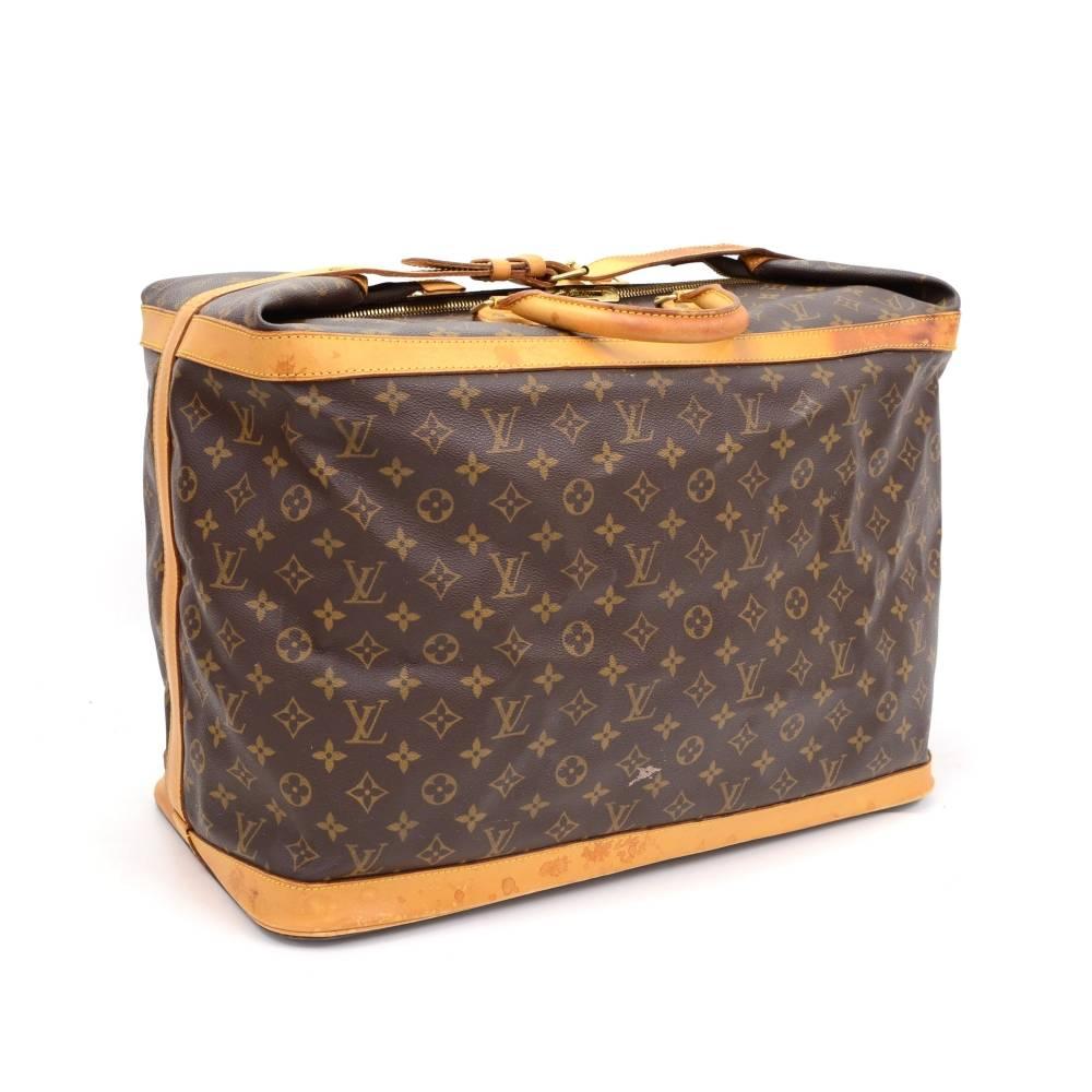 Louis Vuitton Cruiser 50 travel bag. Easy access with double zipper secured with a leather buckle. Inside has 1 open pocket. 5 studs on the bottom of the bag for protection. Perfect size to keep you organized wherever you go.

Made in: France
Serial