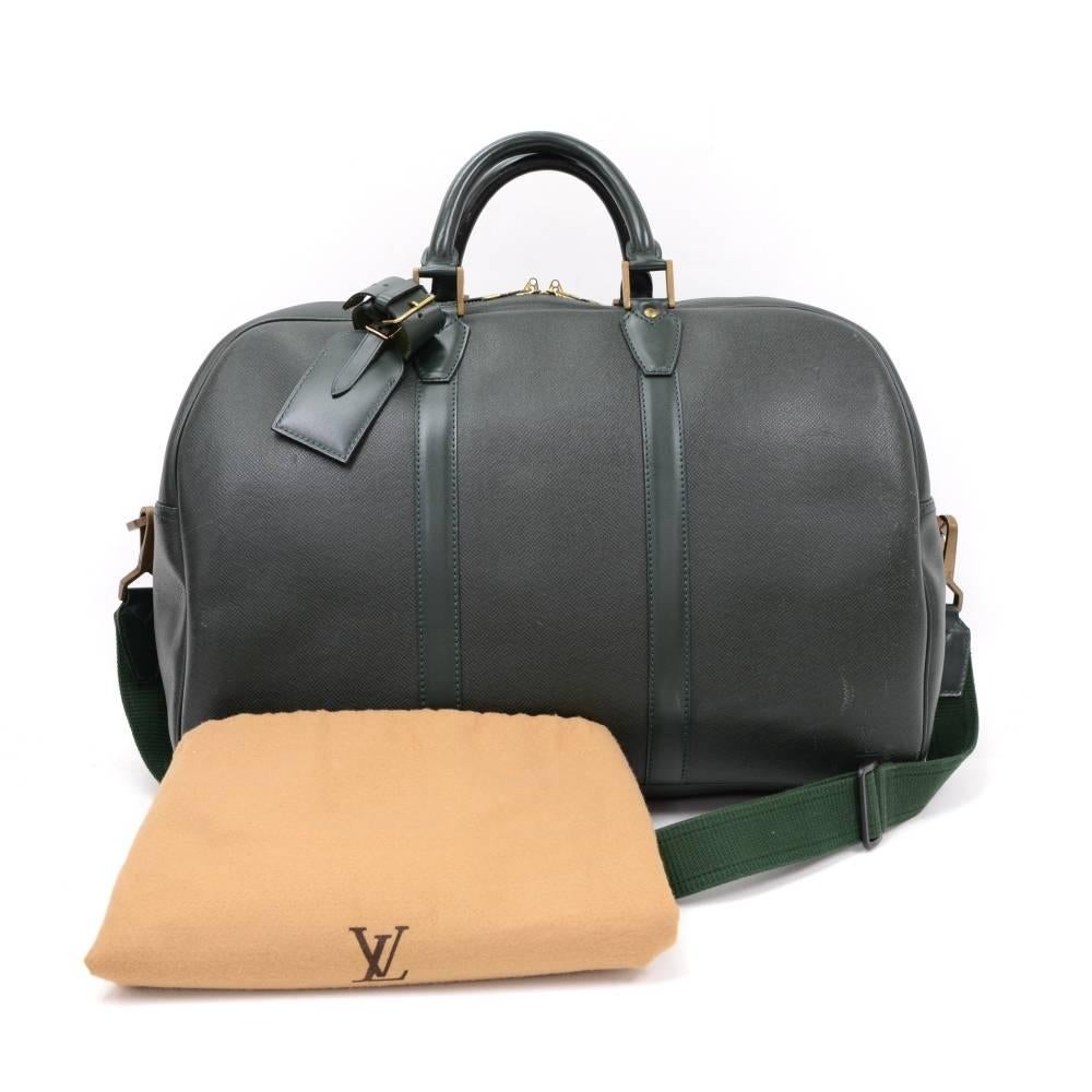 Louis Vuitton Kendall GM in dark green taiga leather travel handbag. It is a classic of the Louis Vuitton travel bag collection. This spacious large version features comfortable rounded leather handles, a double zipper and alkantra lining inside.