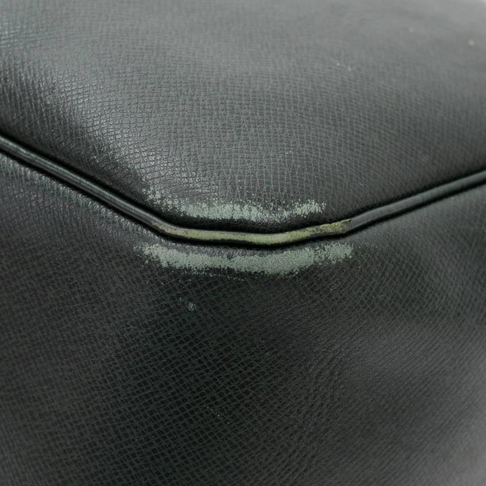 Louis Vuitton Kendall GM Green Taiga Leather Kendall Travel Handbag + Strap 2