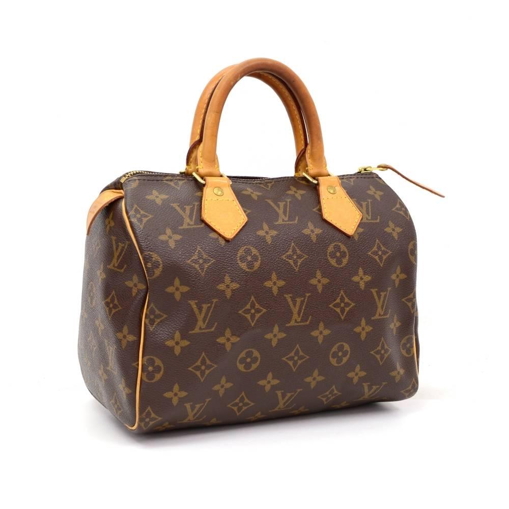 Louis Vuitton Speedy 25 hand bag in Monogram Canvas. It offers light weight elegance in a compact format. Inspired by the famous keep all travel bag, it features a zip closure. This bag is perfect for carrying everyday essentials. One of the most