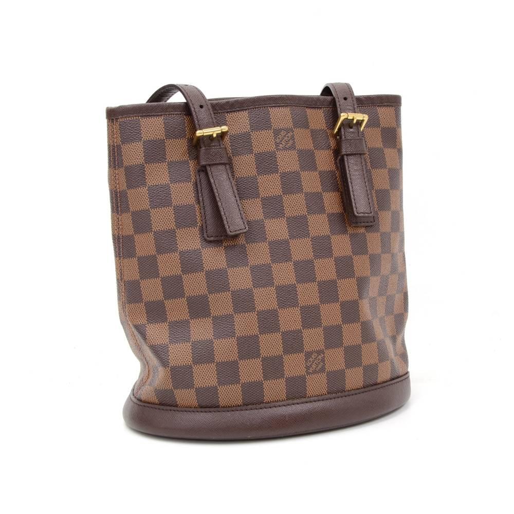 Louis Vuitton Marais in Damier canvas. Inside has 2 zipper pockets. Supple and spacious bag carried on shoulder or in hand. Very popular design. 

Made in: France
Serial Number: D U 0 0 9 4
Size: 9.1 x 9.8 x 6.3 inches or 23 x 25 x 16 cm
Shoulder