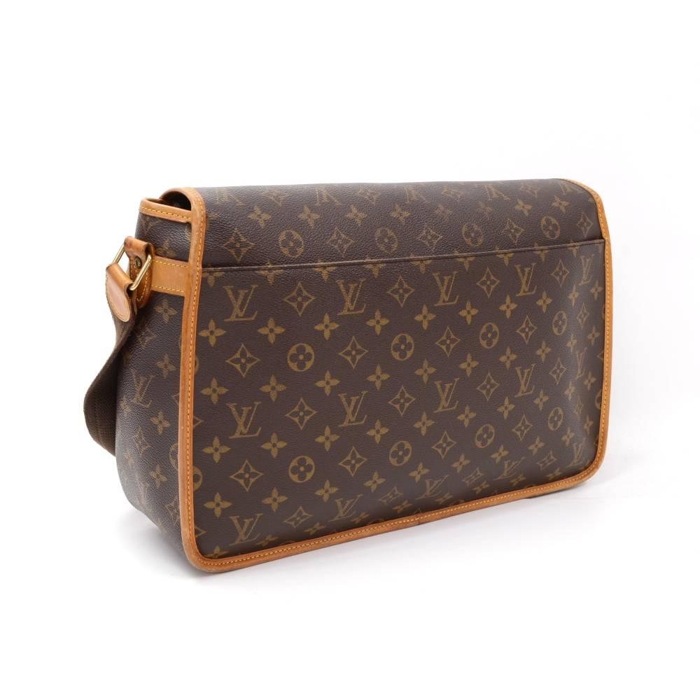 Louis Vuitton Sac Gibeciere GM messenger bag in monogram Canvas. It has flap with belt closure on front and 1 open slip pocket on back. Underbeneath the flap, it has 2 exterior open pockets. Inside has 1 open pocket with great capacity. Very