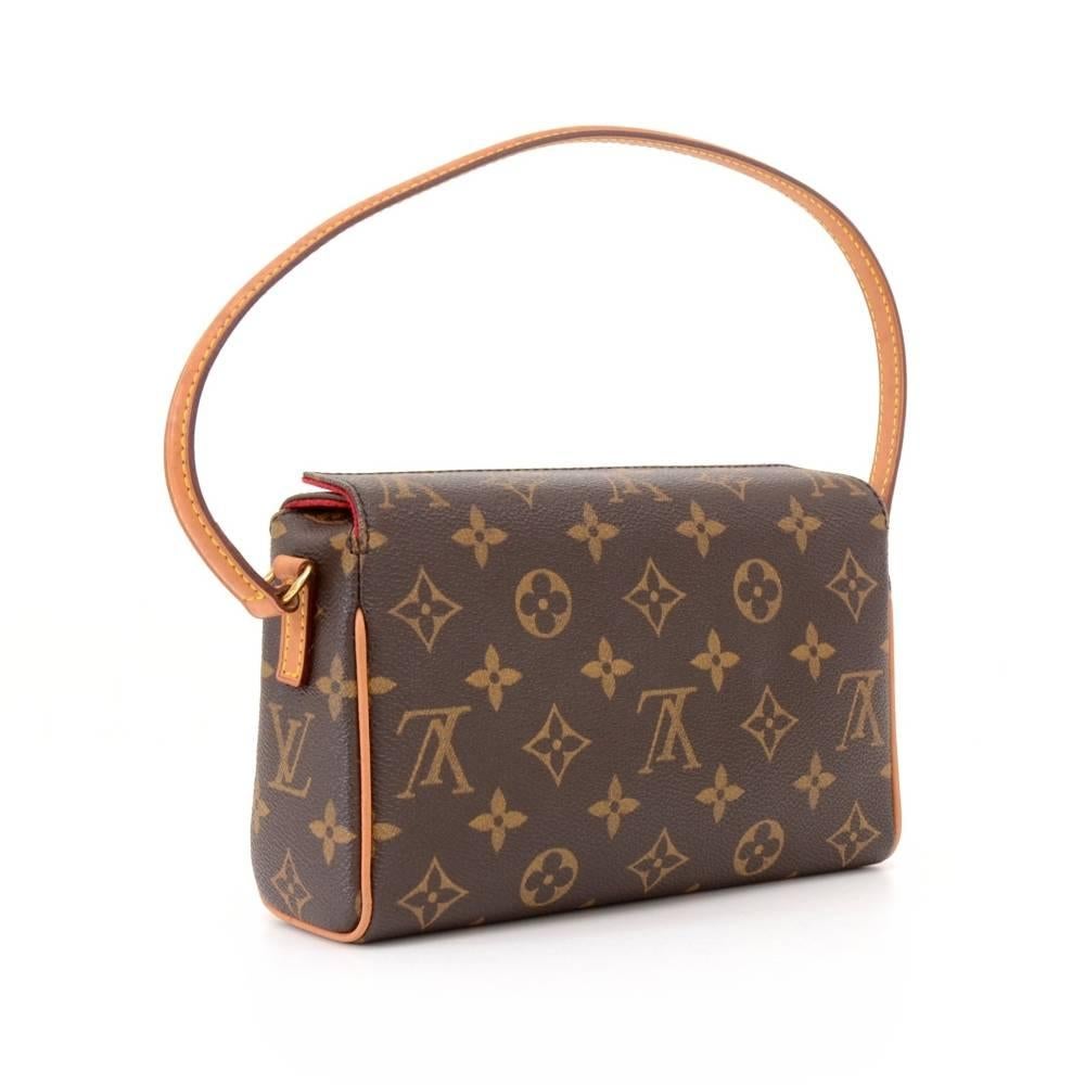 Louis Vuitton Recital handbag in Monogram canvas. It has magnetic closure on top. Inside has red alkantara lining with 1 open pocket. Very cute with any outfit.

Made in: France
Serial Number: S P 0 0 5 3
Size: 7.9 x 5.1 x 2.6 inches or 20 x 13 x
