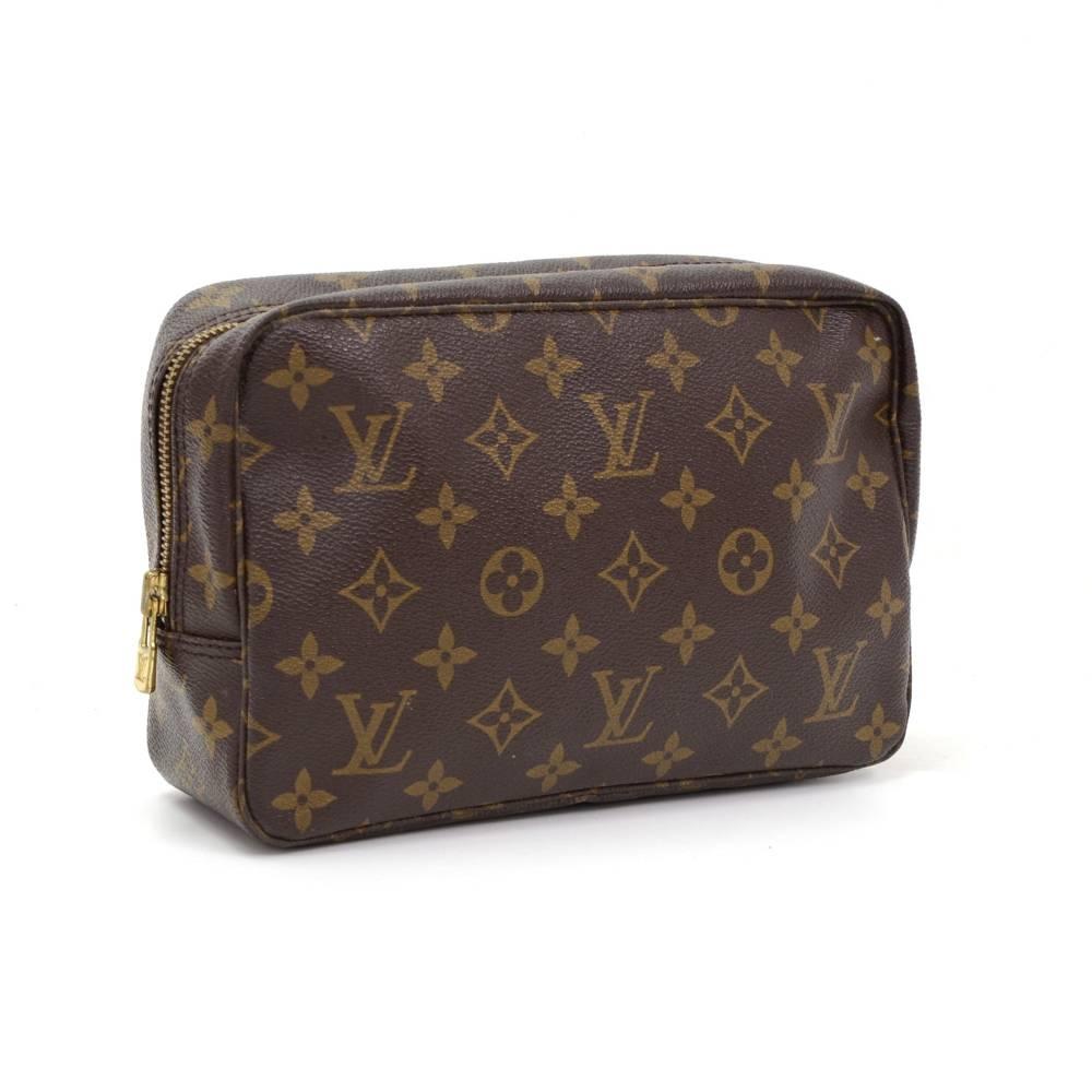 Louis Vuitton Trousse Toilette 23 cosmetic pouch in monogram canvas. Top access is secured with zipper. Inside has washable lining, 1 open pocket and 3 rubber bands to hold bottles. Very practical item to have!

Made in: France
Serial Number: TH