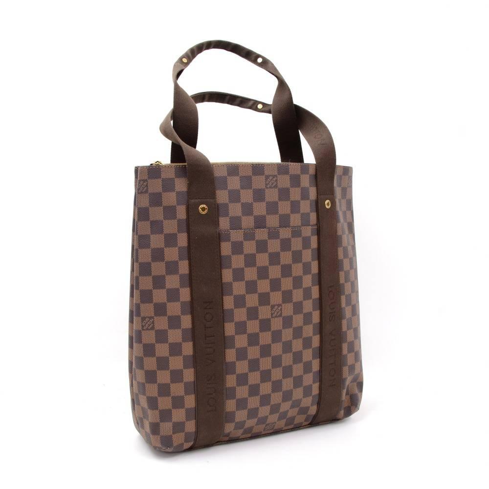 Louis Vuitton Cabas De Beaubourg tote bag in monogram canvas. It has 1 separated compartment with zipper and 1 open pocket on front. Open access with 2 pocket: 1 open and 1 for mobole or glass. It fits format A4 as all your magazines or work related