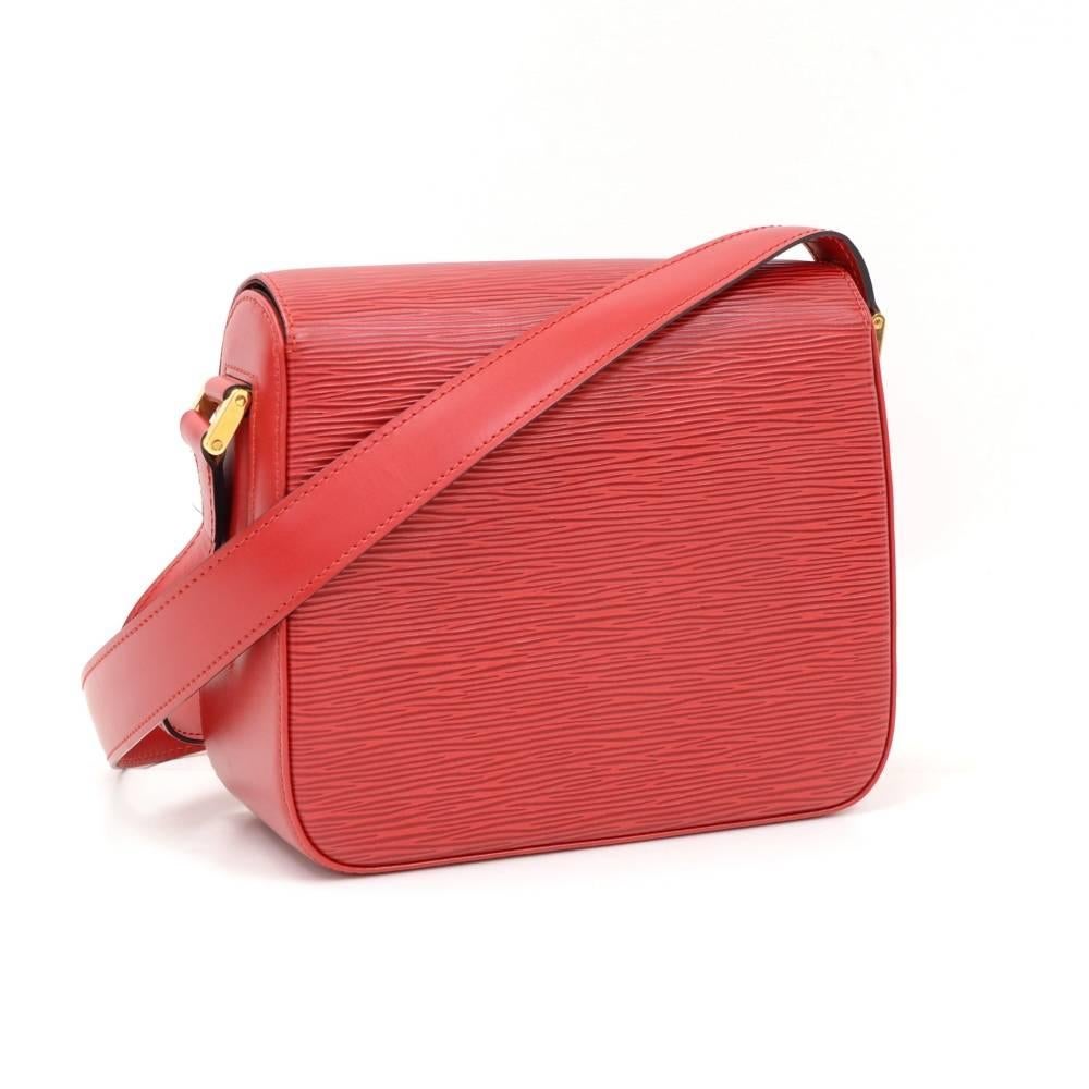  Louis Vuitton Byushi in red Epi leather. Top flap secured with a magnetic closure. 2 interior pockets: 1 opened and 1 with zipper. Very convenient size and easy to access to inside. Fashionable bag for any everyday occasion. 

Made in: