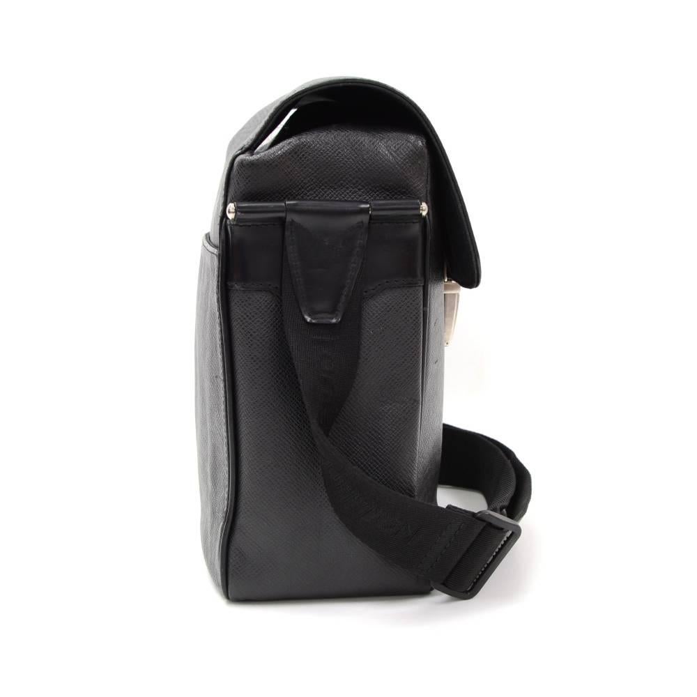 Louis Vuitton Yaranga Black Taiga Leather Messenger Bag In Good Condition For Sale In Fukuoka, Kyushu
