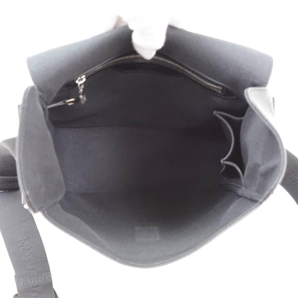 Louis Vuitton Yaranga Black Taiga Leather Messenger Bag For Sale 6