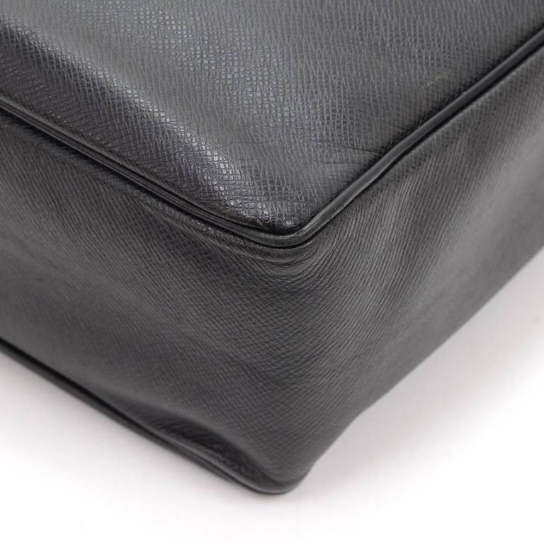 Louis Vuitton Yaranga Black Taiga Leather Messenger Bag For Sale at 1stDibs