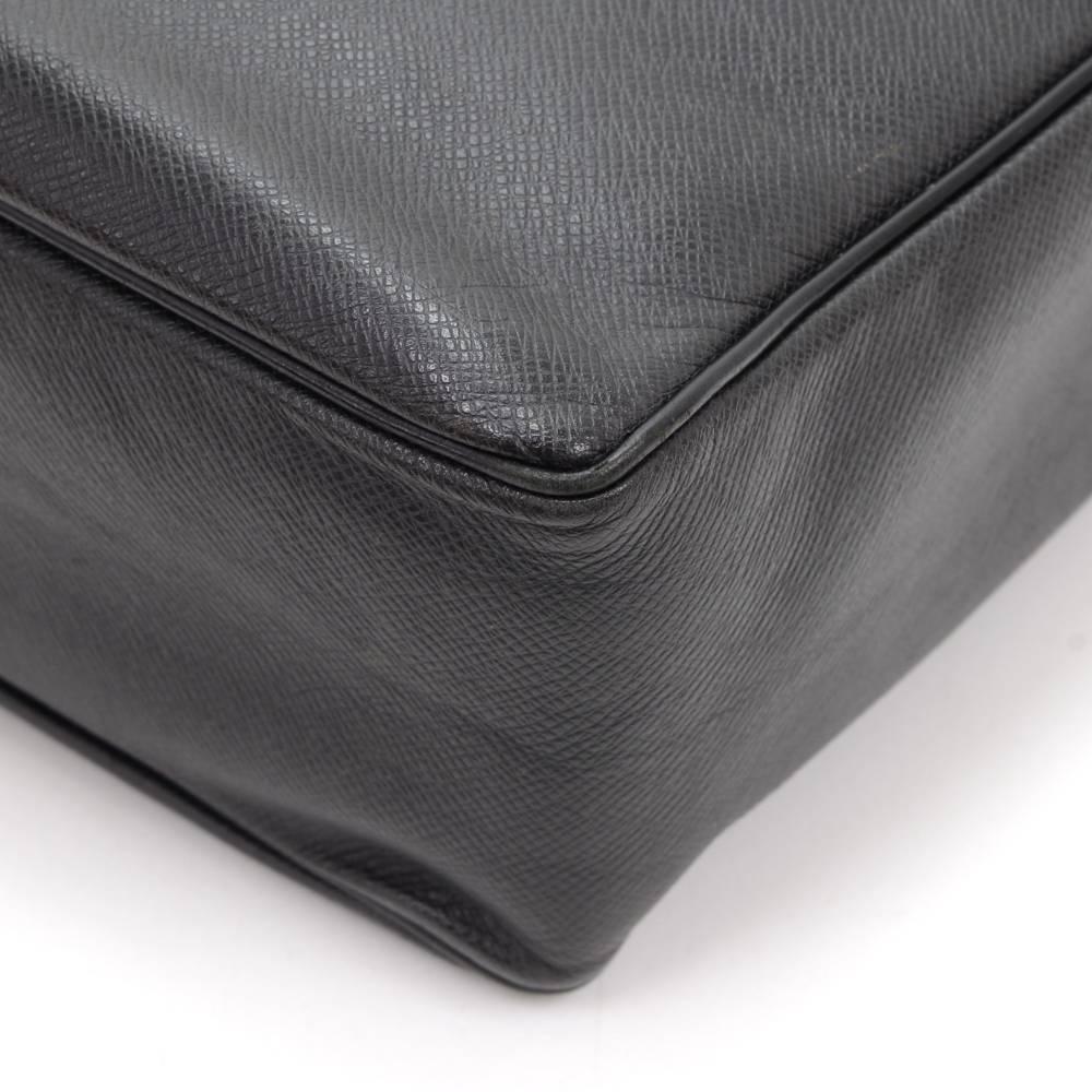 Louis Vuitton Yaranga Black Taiga Leather Messenger Bag For Sale 4
