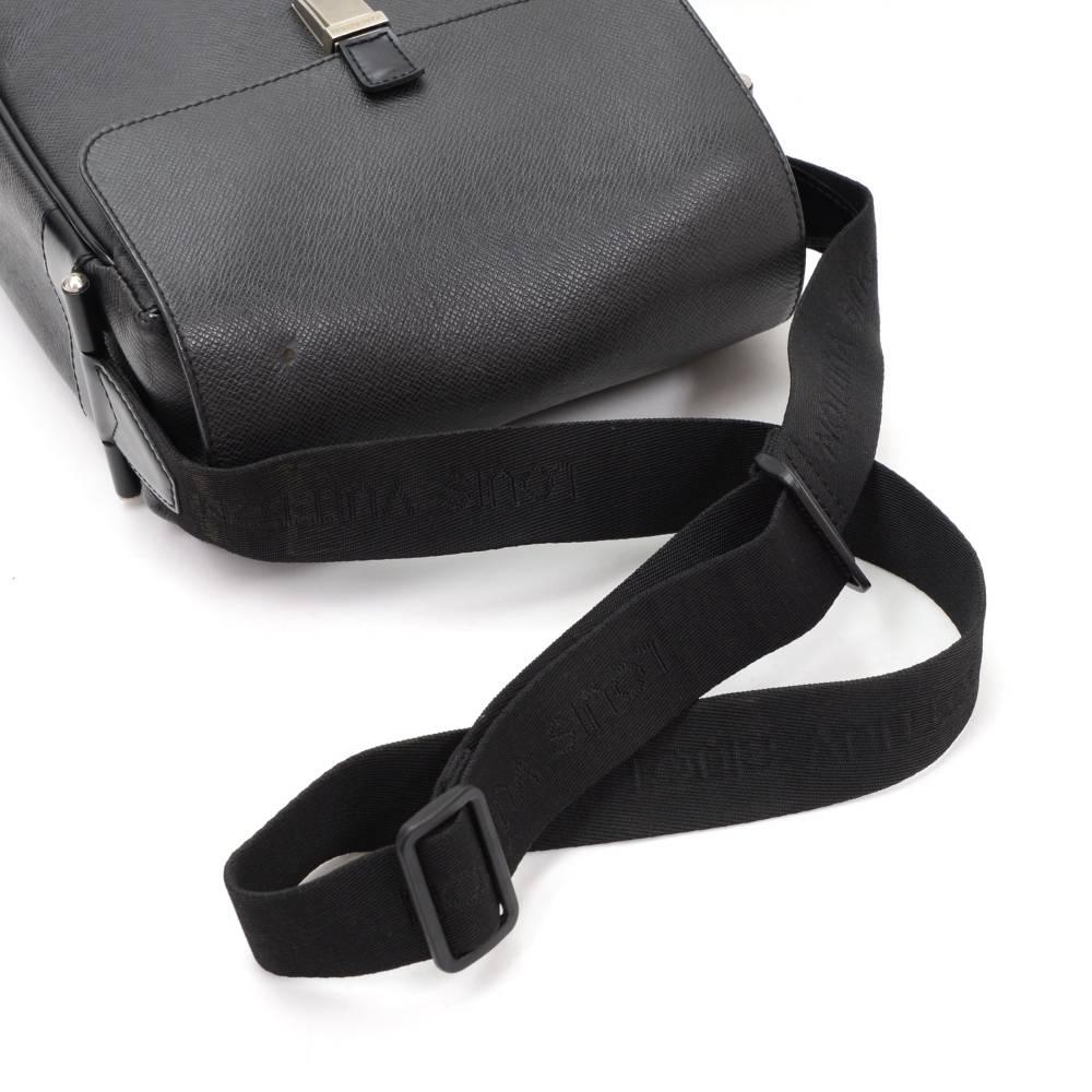 Louis Vuitton Yaranga Black Taiga Leather Messenger Bag For Sale 1