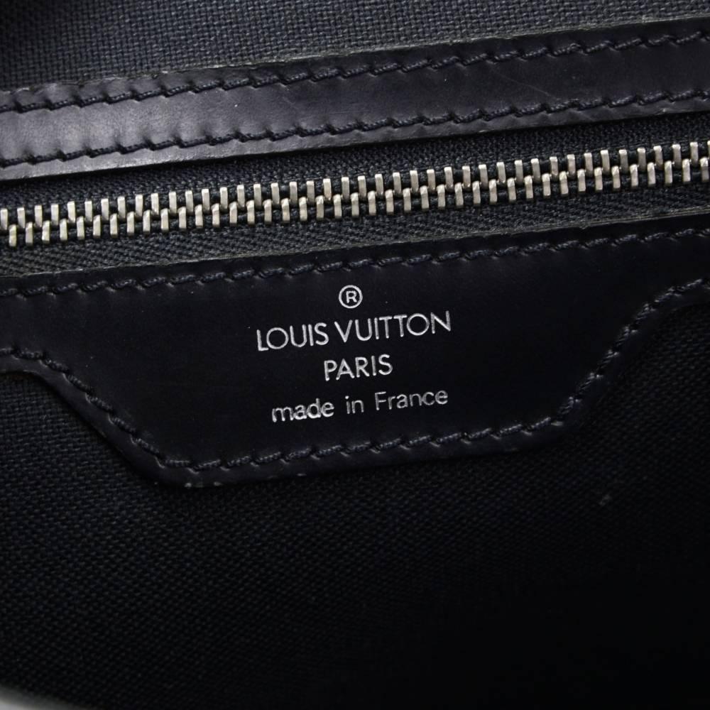 Louis Vuitton Yaranga Black Taiga Leather Messenger Bag For Sale 3
