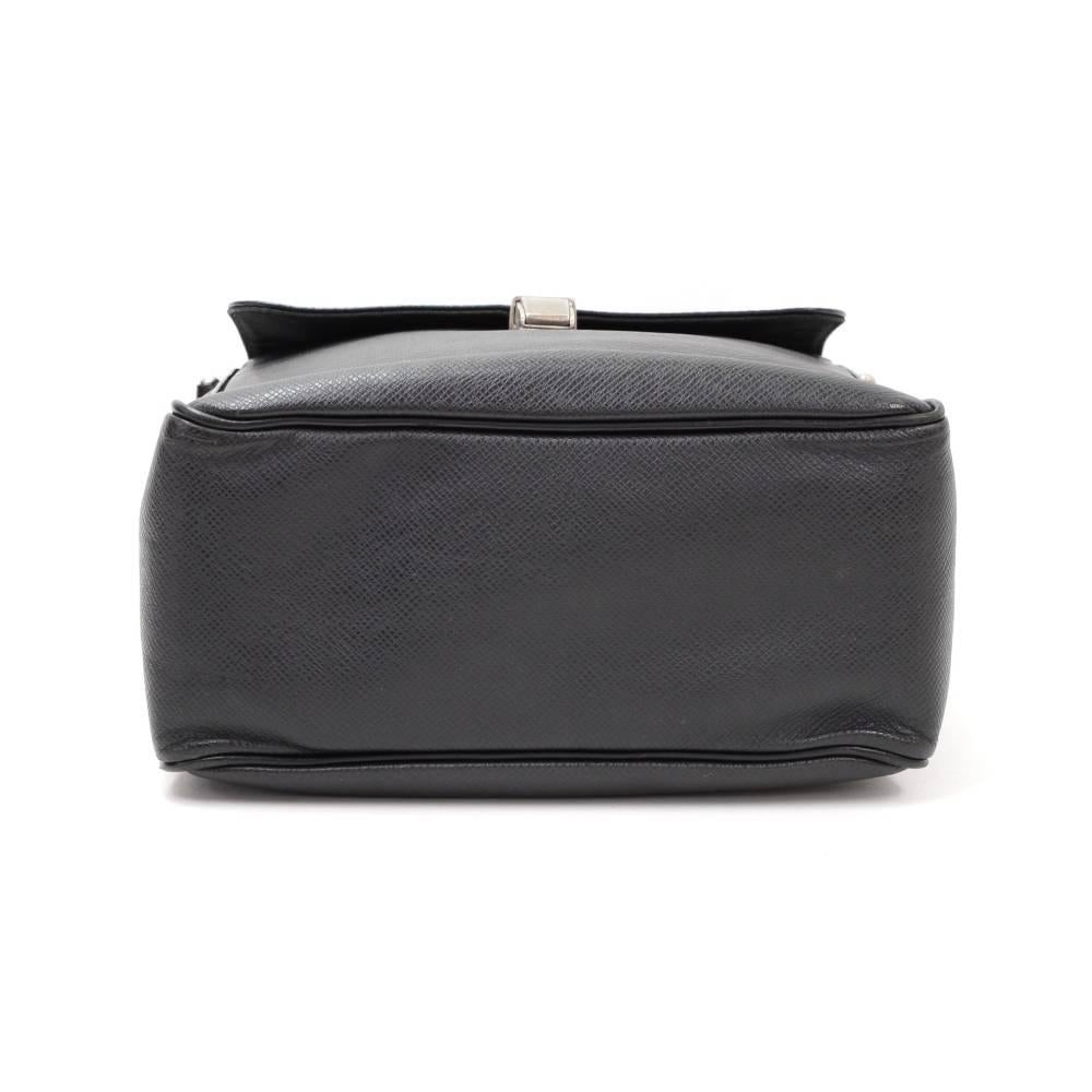 Women's or Men's Louis Vuitton Yaranga Black Taiga Leather Messenger Bag For Sale