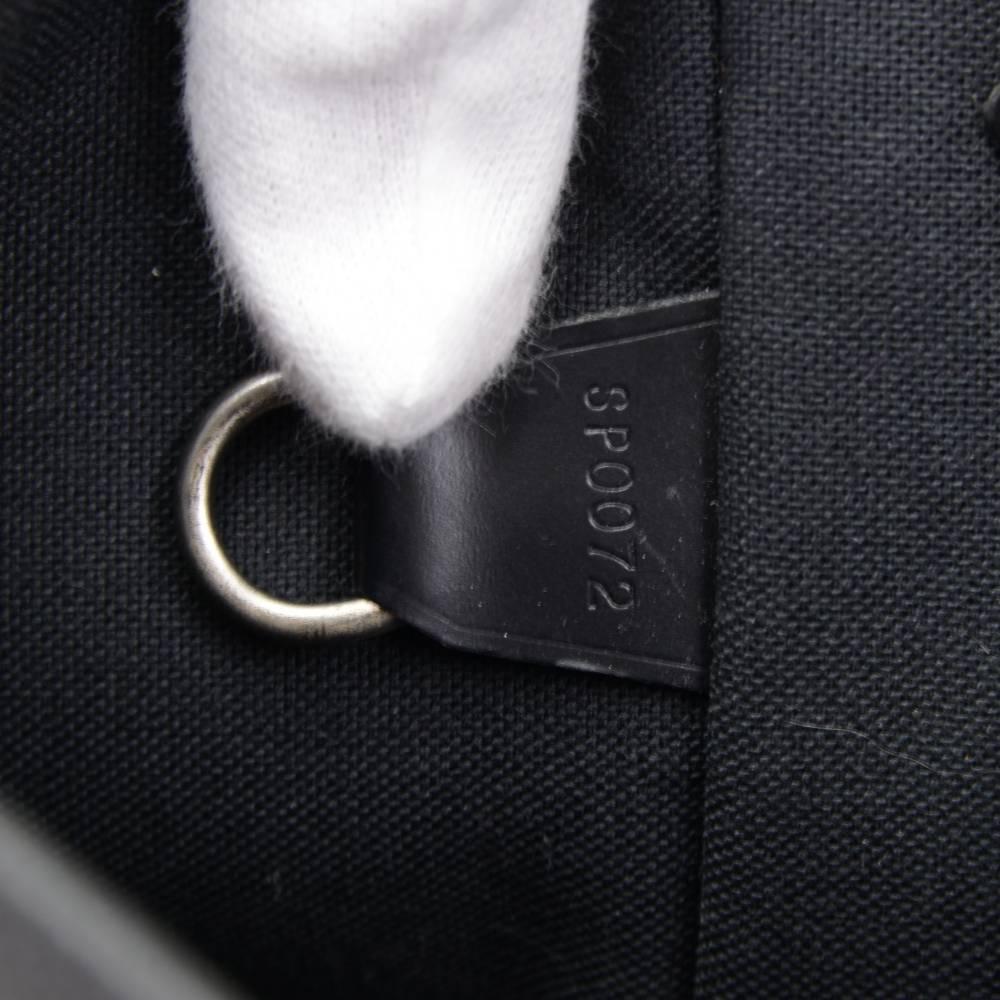 Louis Vuitton Yaranga Black Taiga Leather Messenger Bag For Sale 2