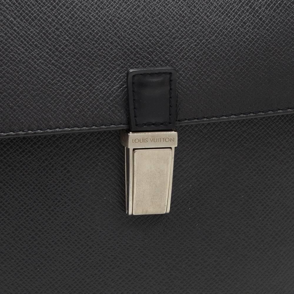 Louis Vuitton Yaranga Black Taiga Leather Messenger Bag For Sale 5