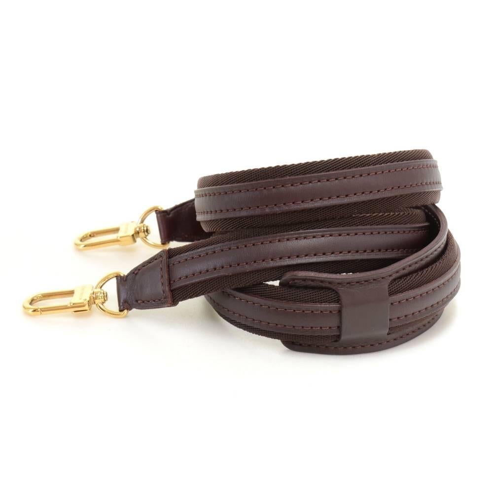 Louis Vuitton burgundy leather shoulder strap. It can be attached to many medium to large Louis Vuitton bags.

Serial Number: VI0111
Size: 43.1 x 1 x 0 inches or 109.5 x 2.5 x 0 cm
Dust bag:   Not included  
Box:   Not included 

Condition
Overall: