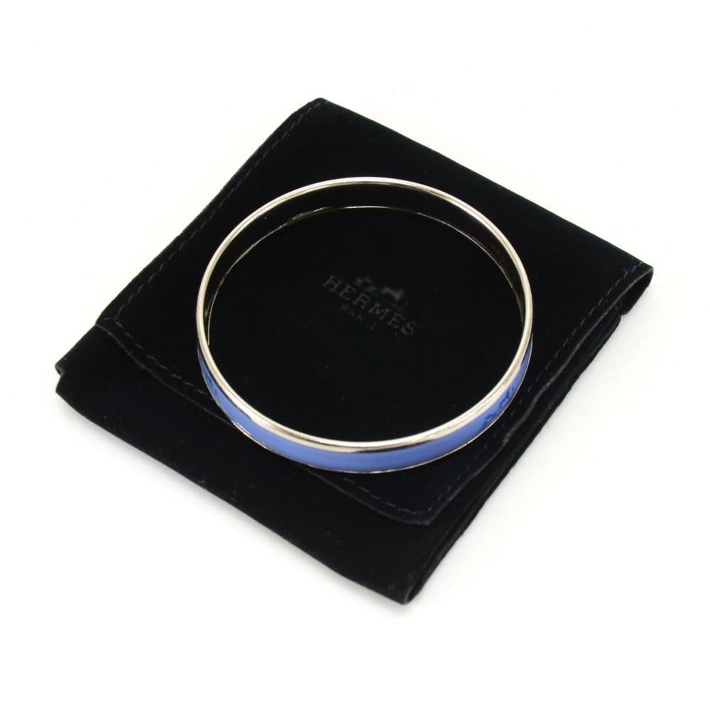 Hermes blue x silver Tone H bangle. Hermes Paris Made in Austria engavement on the inside. It looks very stylish and would make a great statement wherever you go.Size: App 2.4 inches or 6.0 cm in diameter.

Made in: Austria
Size: 0 x 0.4 x 0 inches