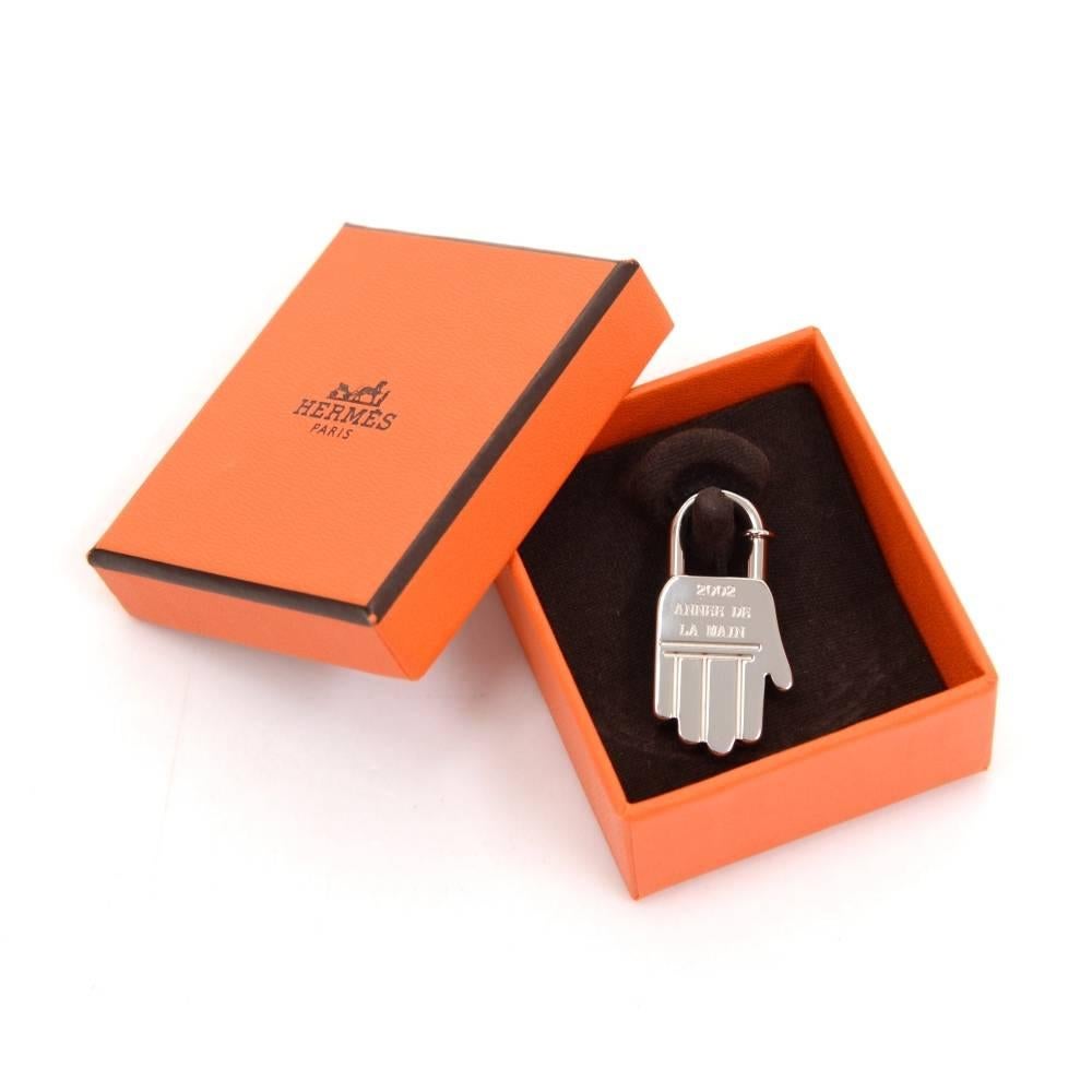 HERMES silver tone Cadena Charm. Hand motif 2002 limited. It can be used as Cadena Lock, Keyring, Bag charm or pendant top necklace. Its very nice and would make a great statement.

Made in: France
Size: 1.6 x 0.8 x 0 inches or 4 x 2 x 0 cm
Color: